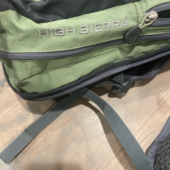 High Sierra Green & Gray Airmesh Back Lightweight Hiking Adjustable Backpack 18” - Picture 6 of 8